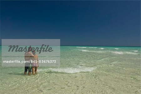 Près De Couple Heureux Sur Leur Lune De Miel à La Belle