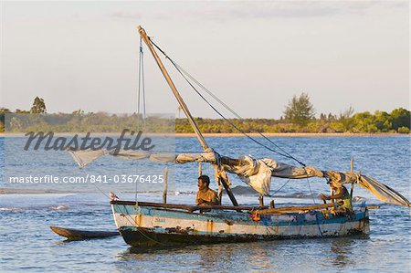 Retour de pêche, Antsanitian Beach Resort, Mahajanga, Madagascar, océan Indien, Afrique de bateau de pêche