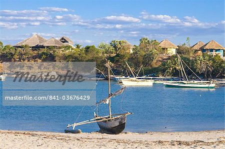 Bateau de calage située au bord du sable, Antsanitian Beach Resort, Mahajanga, Madagascar, océan Indien, Afrique Bateau de calage située au bord du sable, Antsanitian Beach Resort, Mahajanga, Madagascar, océan Indien, Afrique