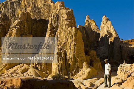 Homme marchant dans l'étrange aspect grès formations, Parc National d'Ankarafantsika, Madagascar, Afrique