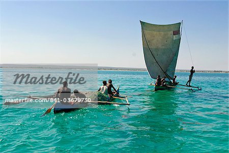 Voilier traditionnel et bateau à rames dans l'eau turquoise de l'océan Indien, Madagascar, Afrique Voilier traditionnel et bateau à rames dans l'eau turquoise de l'océan Indien, Madagascar, Afrique