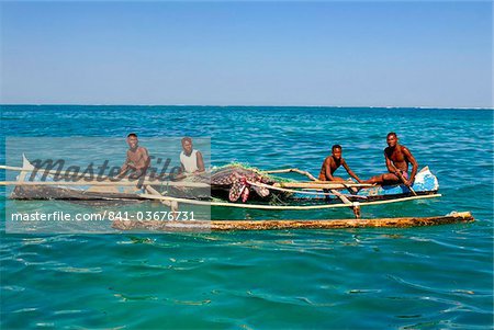 Barque traditionnelle dans l'eau turquoise de l'océan Indien, Madagascar, Afrique Barque traditionnelle dans l'eau turquoise de l'océan Indien, Madagascar, Afrique