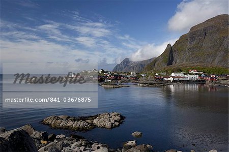 Der Hafen von i Lofoten Dorf, Moskenesoy Insel, Inselgruppe Lofoten, Nordland in Norwegen, Skandinavien, Europa