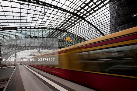 Train quitte Berlin Hauptbahnhof, la gare principale de Berlin, Allemagne, Europe Train quitte Berlin Hauptbahnhof, la gare principale de Berlin, Allemagne, Europe