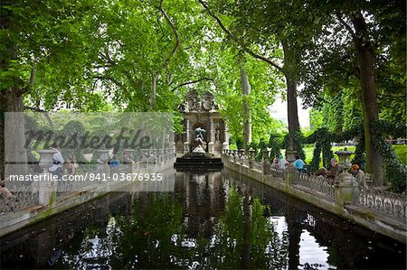 Fontaine de Medicis, Jardin du Luxembourg, Paris, France, Europe Fontaine de Medicis, Jardin du Luxembourg, Paris, France, Europe