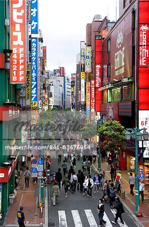 Une rue piétonne bordée de boutiques et de panneaux de signalisation attire une foule à Shinjuku, Tokyo, Japon, Asie