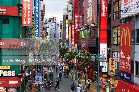 Une rue piétonne bordée de boutiques et de panneaux de signalisation attire une foule à Shinjuku, Tokyo, Japon, Asie Une rue piétonne bordée de boutiques et de panneaux de signalisation attire une foule à Shinjuku, Tokyo, Japon, Asie