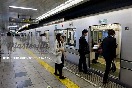 Passagers montant Hibiya métro ligne, Tokyo, Japon, Asie de Tokyo Passagers montant Hibiya métro ligne, Tokyo, Japon, Asie de Tokyo