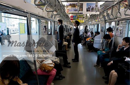 Passagers de monter à bord de la ligne Yamanote boucle train ligne qui entoure la grande metropolitan Tokyo, Japon, Asie Passagers de monter à bord de la ligne Yamanote boucle train ligne qui entoure la grande metropolitan Tokyo, Japon, Asie