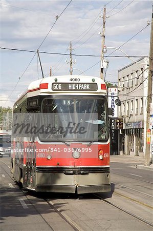 Fusée de Toronto rouge typique, un tramway ou trolleybus, Toronto, Ontario, Canada, en Amérique du Nord Fusée de Toronto rouge typique, un tramway ou trolleybus, Toronto, Ontario, Canada, en Amérique du Nord