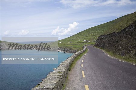 Route le long de la côte pittoresque dans la péninsule de Dingle, comté de Kerry, Munster, Irlande, Europe