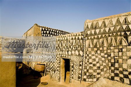 Bemalte Lehmhaus in Tangassogo Dorf, nahe der Grenze zu Burkina Faso, Westafrika, Ghana, Afrika