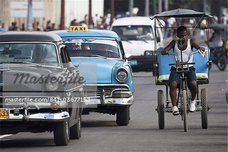 Vieilles voitures américaines et un bici (taxi de bicyclette) à la Havane, Cuba, Antilles, l'Amérique centrale