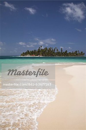Sandy beach with Diablo Island (Niatupu) in background, San Blas Islands, Caribbean Sea, Panama, Central America Sandy beach with Diablo Island (Niatupu) in background, San Blas Islands, Caribbean Sea, Panama, Central America