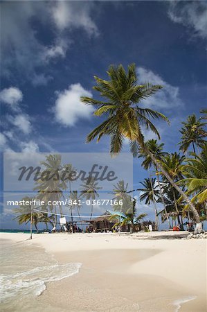 Beach and palm trees on Dog Island in the San Blas Islands, Panama, Central America