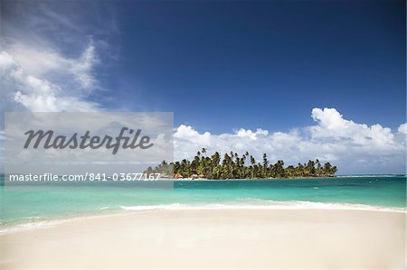 Diablo Island (Niatupu) in San Blas Islands seen from the beach of Dog Island, Caribbean Sea, Panama, Central America