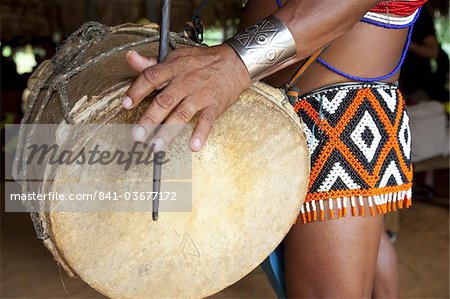Schlagzeuger bei Tanz-show von Embera indigener Völker, Panama, Mittelamerika