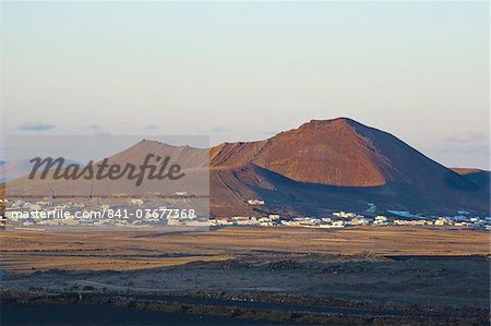 Cônes de scories volcaniques et la ville de Soo au coucher du soleil dans la moitié nord de l'île, Soo, Lanzarote, îles Canaries, Espagne, océan Atlantique, l'Europe Cônes de scories volcaniques et la ville de Soo au coucher du soleil dans la moitié nord de l'île, Soo, Lanzarote, îles Canaries, Espagne, océan Atlantique, l'Europe