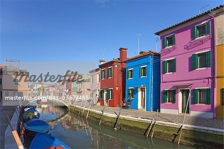 Maisons aux couleurs vives le long du canal à Burano town, île de la lagune de Venise, Vénétie, Italie, Europe