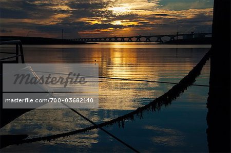 Blick auf Zeeland-Brücke bei Sonnenuntergang, Oosterschelde, Zeeland, Niederlande