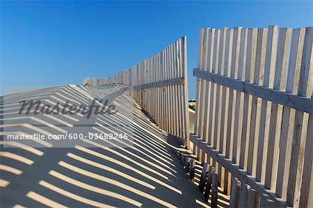 Sand Zaun am Strand in der Nähe von Cadiz, Costa De La Luz, Provinz Cadiz, Andalusien, Spanien