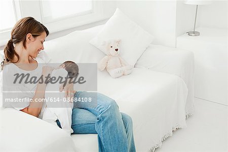 Mère bébé allaitement sur canapé