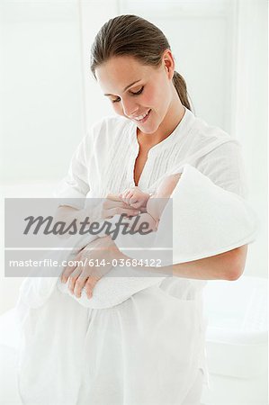 Fils de mère et bébé serviette