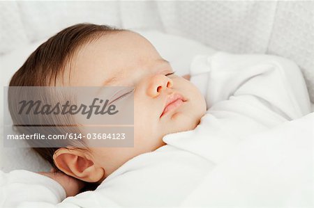 Sommeil de bébé fille