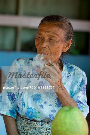 Porträt der Frau Rauchen, Myanmar