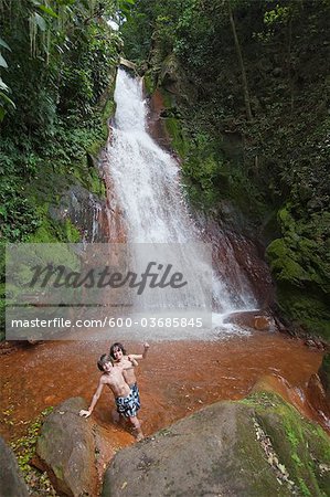 Jungs spielen im Wasserfall, Miravalles, Cordillera de Guanacaste, Guanacaste, Costa Rica
