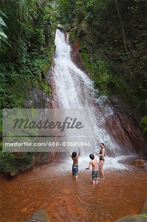 Mère et garçons jouant en cascade Miravalles, Cordillère de Guanacaste, Guanacaste, Costa Rica