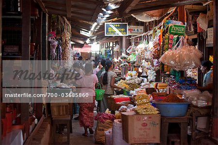 Personnes au marché de Bagan, Myanmar