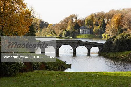 Pont sur l'étang, Stourhead, Wiltshire, Angleterre