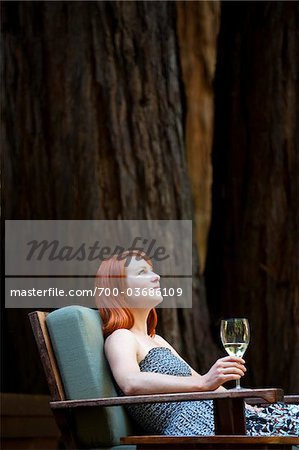 Femme reposante sur le pont, comté de Santa Cruz, Californie, USA