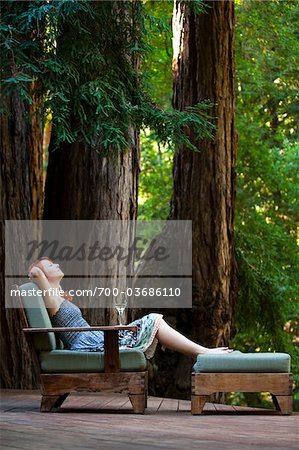 Frau Entspannung an Deck, Santa Cruz County, Kalifornien, USA