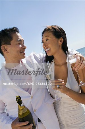Braut und Bräutigam feiern mit Champagner, im freien