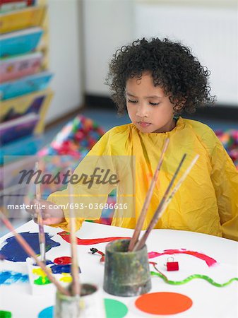 Fille de peinture dans la classe d'art, élevé vue
