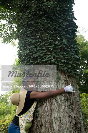Femme étreignant arbre