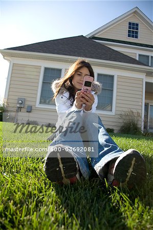 Mädchen mit Mobiltelefon