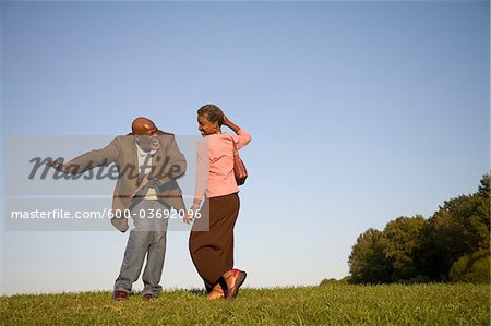 Couple dansant en plein air