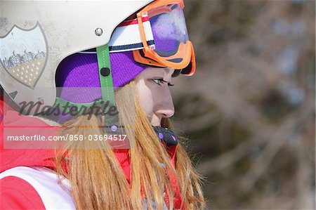 Weibliche Freestyle-Skierin immer etwas Luft