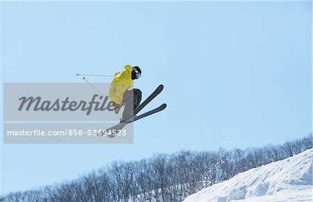 Weibliche Freestyle-Skierin
