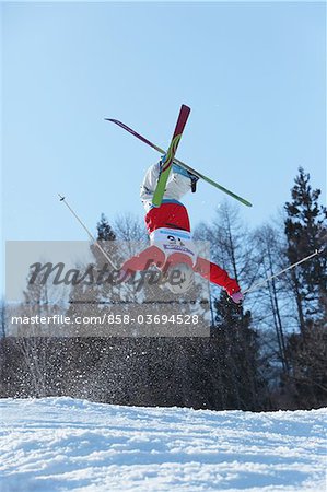 Männliche Freestyle-Skierin immer etwas Luft