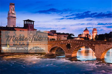 Ponte Pietra sur le fleuve Adige, Verona, Vénétie, Italie