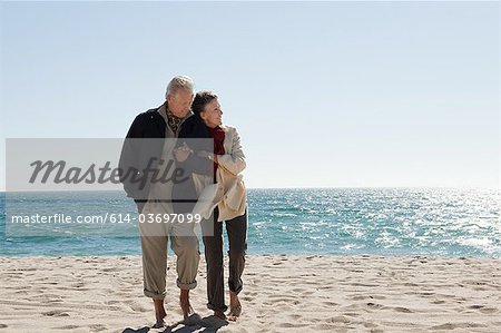 Couple d'âge mûr en bord de mer