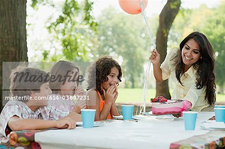 Enfants à la fête d'anniversaire avec gâteau d'anniversaire