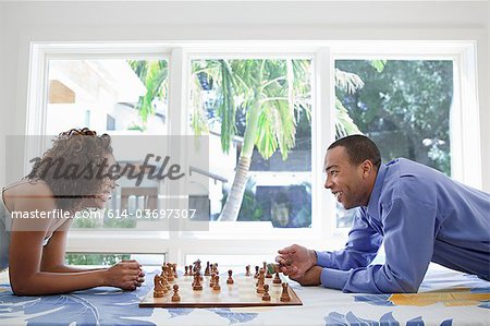Junges Paar spielt Schach
