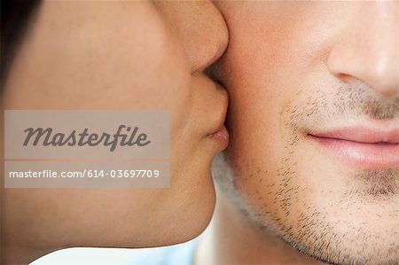 Femme homme embrasser sur la joue