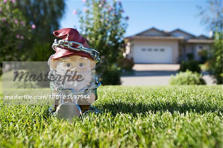 Gnome sur pelouse immobilisés dans des chaînes, Pentiction, vallée de l'Okanagan, en Colombie-Britannique, Canada