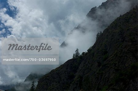 Brouillard sur Mountanside, la Vallée Maira, Italie